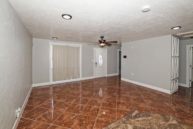 Building Photo - $1,295 Monthly Lease Payment!