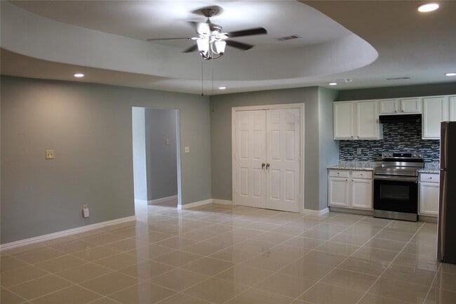 Building Photo - 6239 Hollow Pines Dr