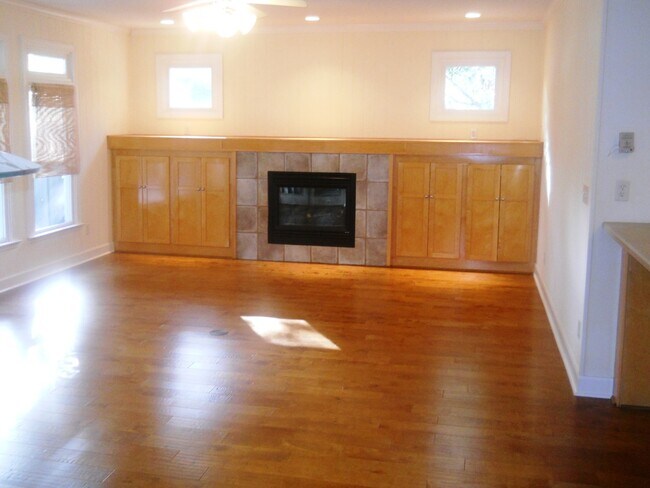 Building Photo - House with a POOL in the Stone Creek Subdivision!