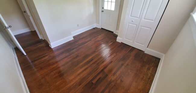 Building Photo - Lovely 2 Bedroom with a Large Yard!