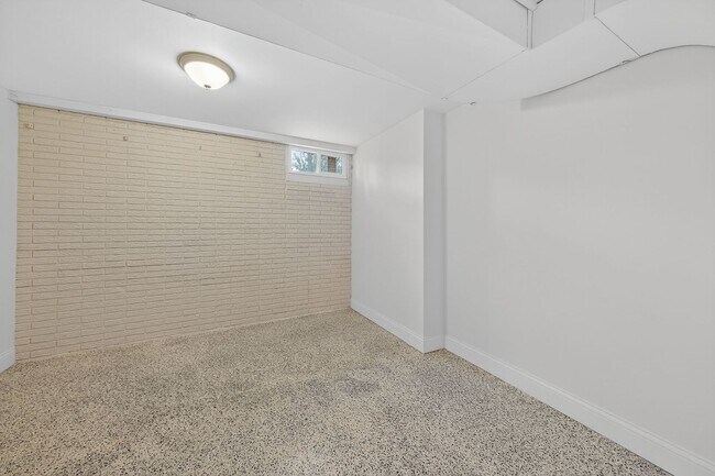 Building Photo - 706 S 15th St