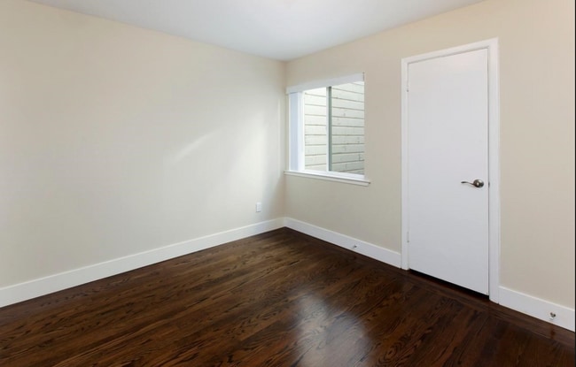 Building Photo - Large Private Bedroom in Sunset / Parkside near McCoppin Square and Taraval Corridor