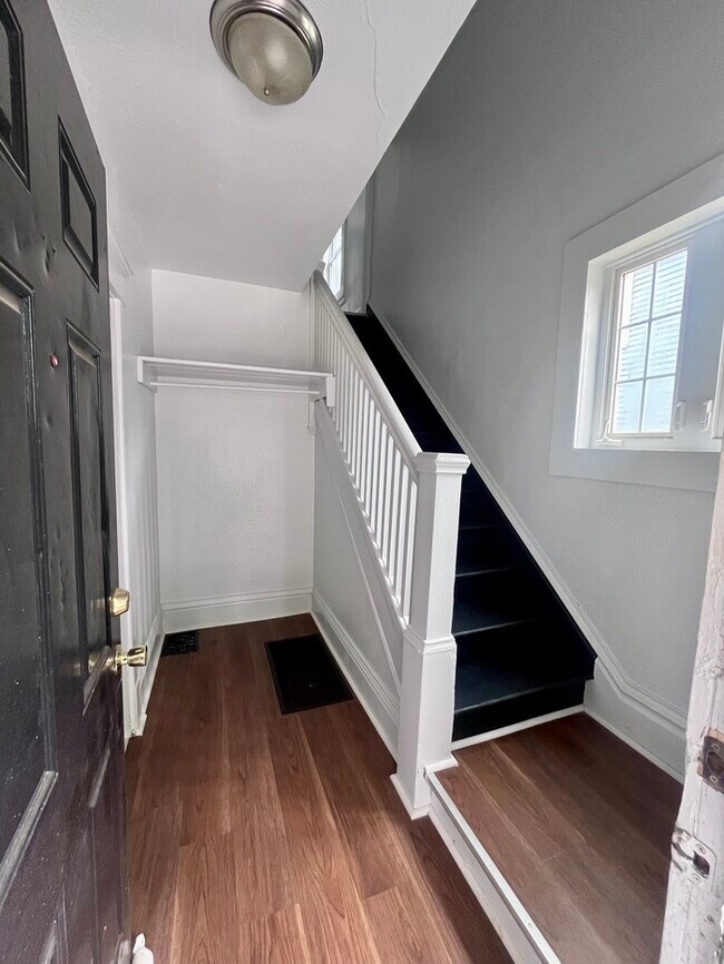 Building Photo - Newly Renovated Single Family Home!