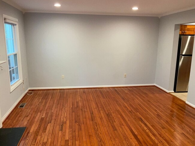 Building Photo - Gorgeous and fully updated 3BR 3.5BA 3 lev...