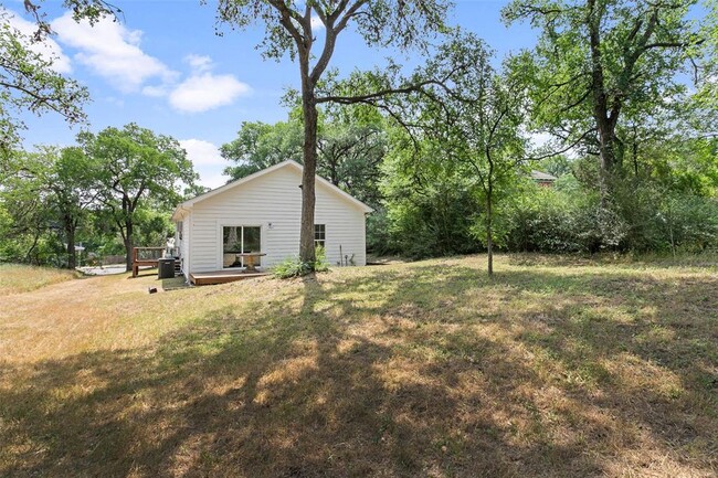 Building Photo - 1116 Lott Ave