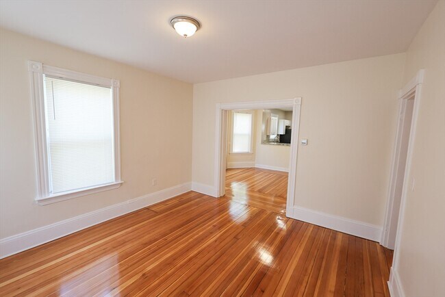 Building Photo - 32 Robinson St