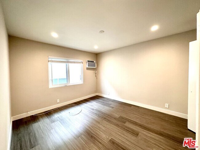 Building Photo - 1051 S Sherbourne Dr