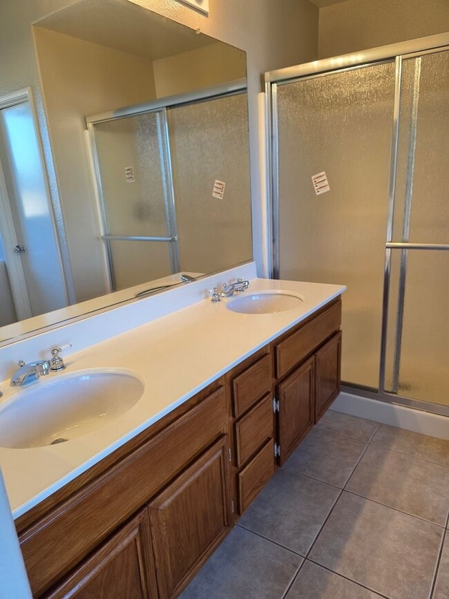 Building Photo - 4 Bedroom Home in Paloma del Sol. Fresh Pa...