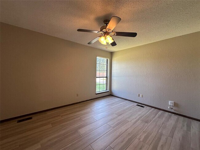 Building Photo - 3306 Rambling Oaks Dr
