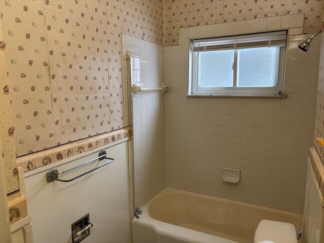 Building Photo - 3 Bedroom House