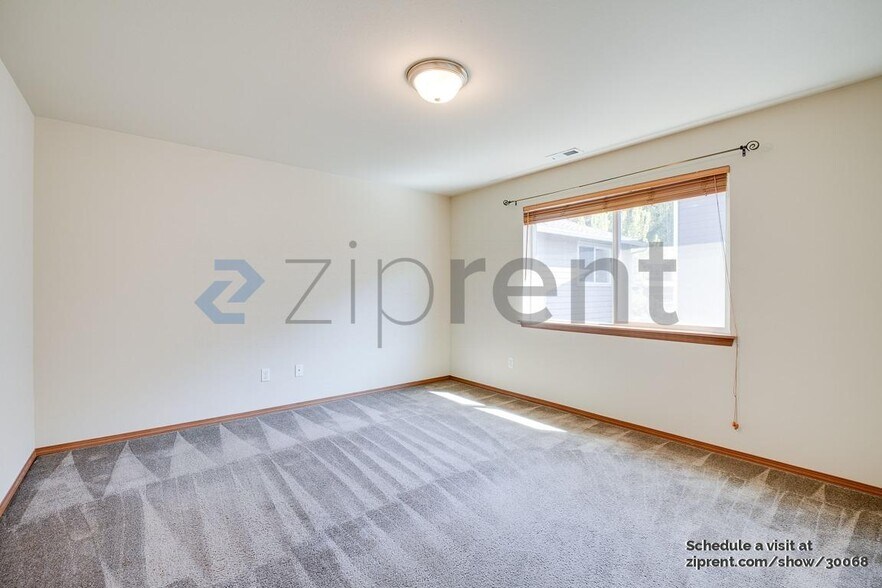 Building Photo - Unit