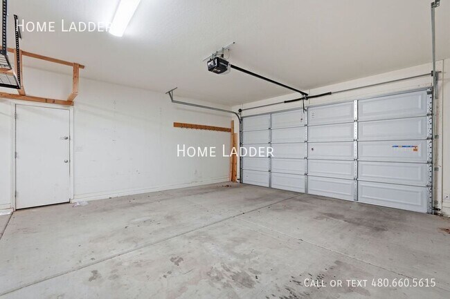 Building Photo - 9504 E Theia Dr