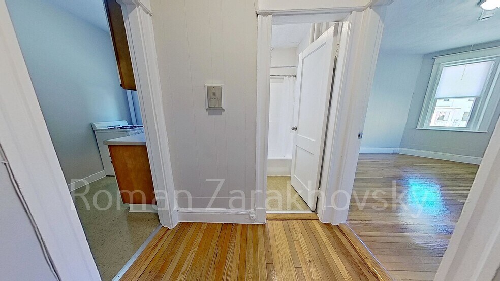 Building Photo - 219 Kelton St