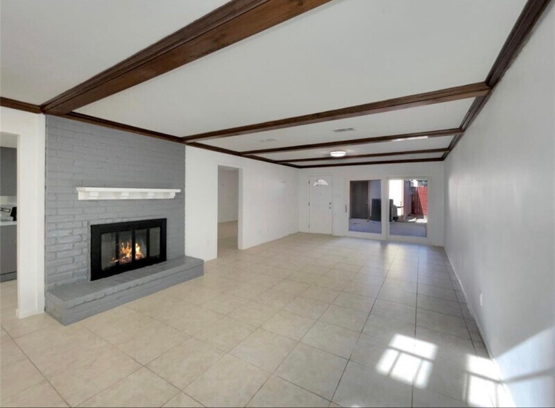 Building Photo - 2805 Cambridge Ln