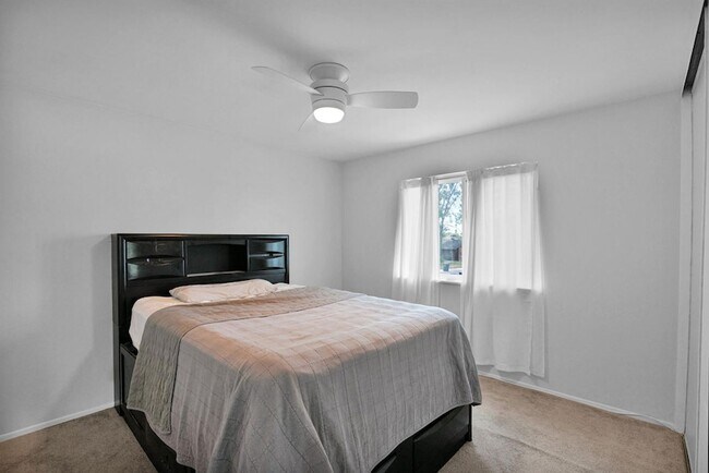 Building Photo - 2420 W Mandalay Ln