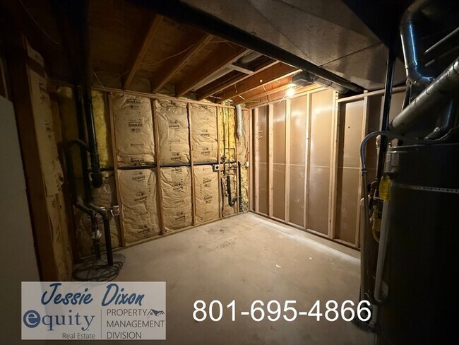 Building Photo - 108 W Oaks Dr