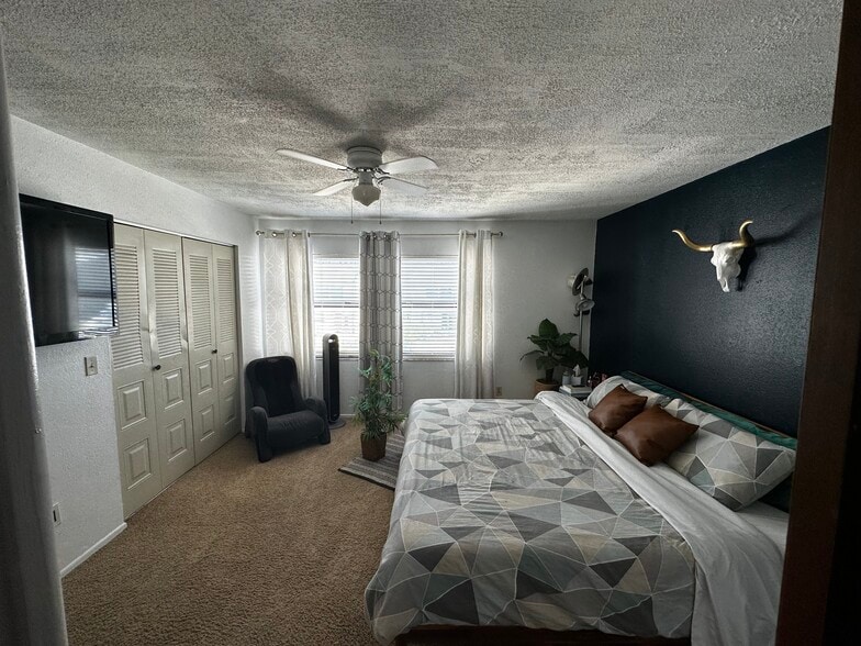 Building Photo - 2750 S Pines Dr