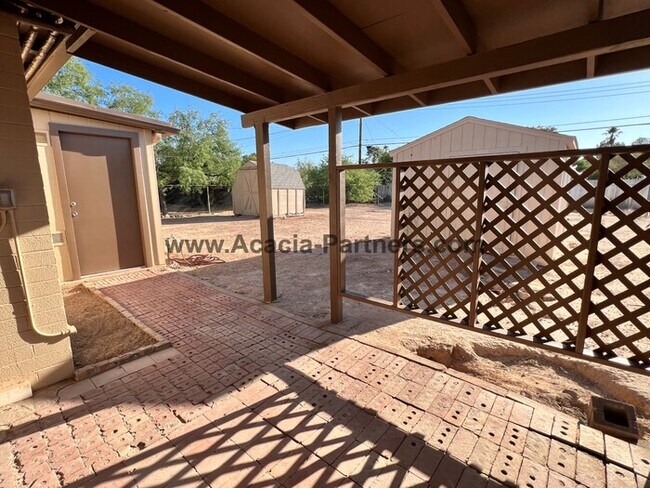 Building Photo - Centrall Located Two Bedroom Home