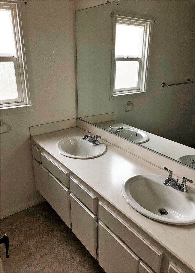 Building Photo - Beautiful Bonita Home, 4 Bedrooms, 2.5 Baths, 3 Car Garage, Pool!