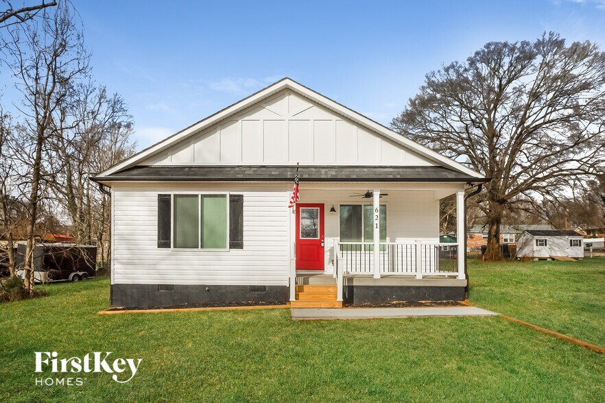 Building Photo - 621 E Mills Dr