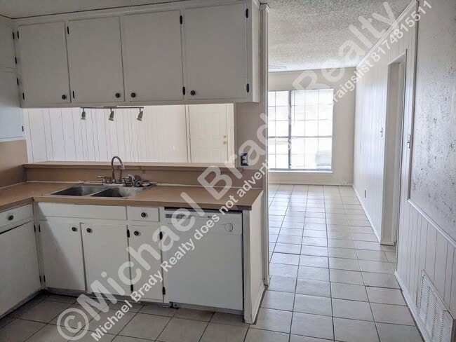Building Photo - 3262 Matthews Dr