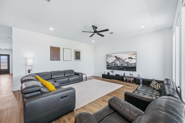 Building Photo - 31051 Sun Vly Dr