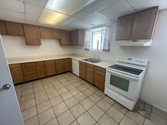 Building Photo - Spacious 6-Bed Oasis with Finished Basement & Cozy Fireplace.