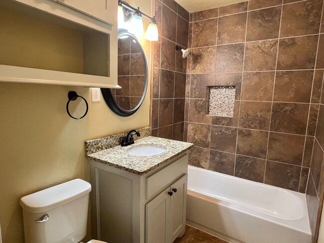 Building Photo - Super cute and updated 4 bed 2 bath home!!