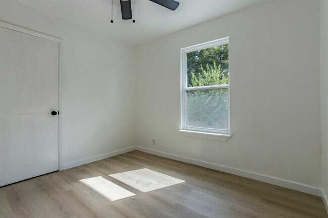Building Photo - 415 W Hutchins Pl