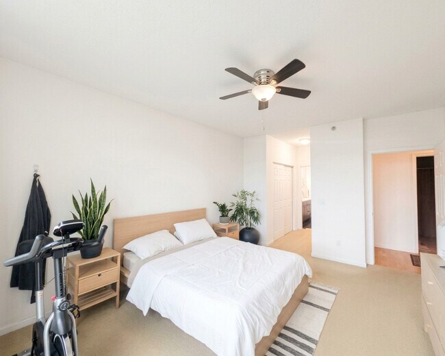 Building Photo - 1134 W Granville Ave