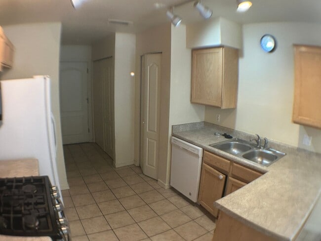 Building Photo - Nice 3 bedroom  with 2 car garage