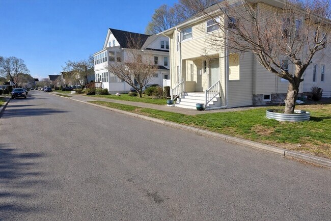 Building Photo - 38 Milton St