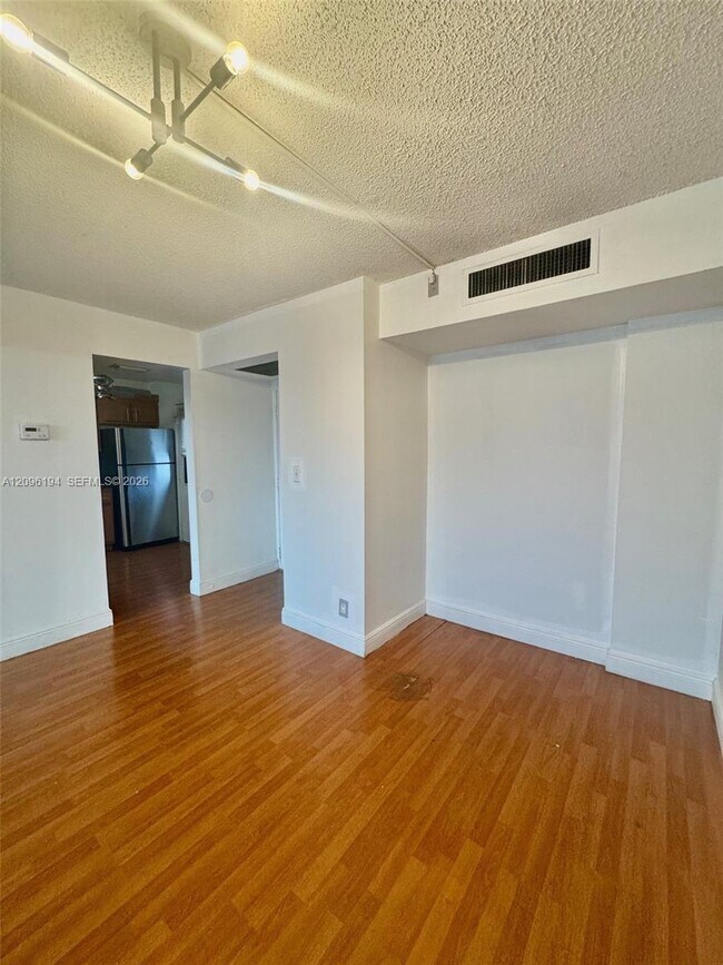 Building Photo - 3475 N Country Club Dr