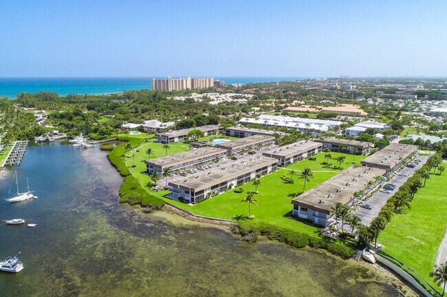 Building Photo - 755 Saturn St