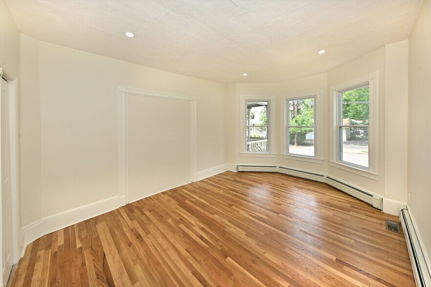 Building Photo - 32 Brainard Pl