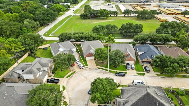 Building Photo - 18607 Camellia Dale tr