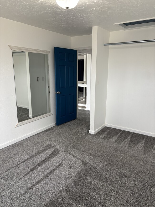 Building Photo - 901 E 800 N