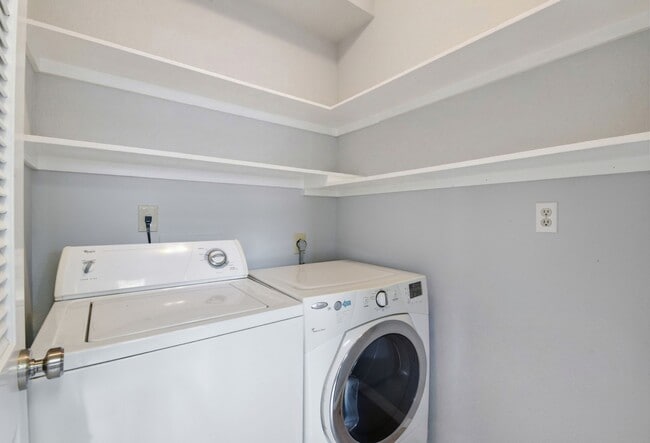 Building Photo - 1011 Fountain View Dr