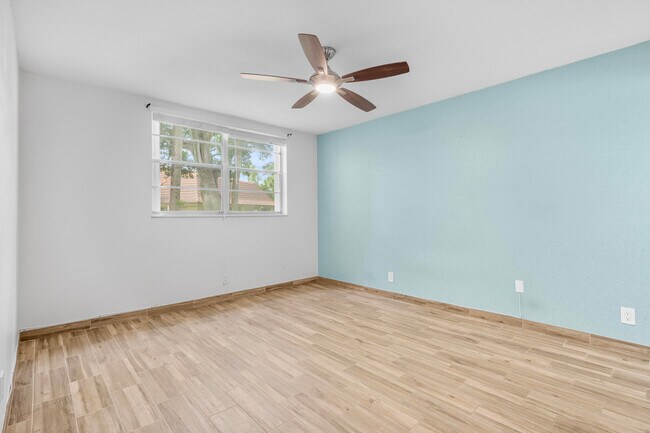 Building Photo - 2865 SW 22nd Ave