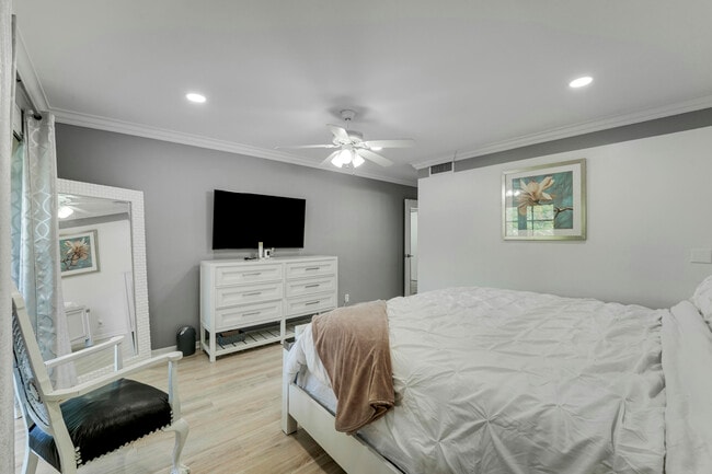 Building Photo - 14849 Cumberland Dr