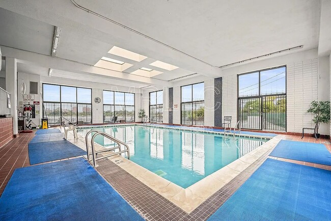 Building Photo - 2540 Shore Blvd