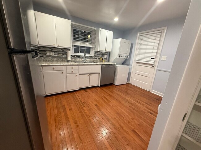 Building Photo - 7 Champlain Rd