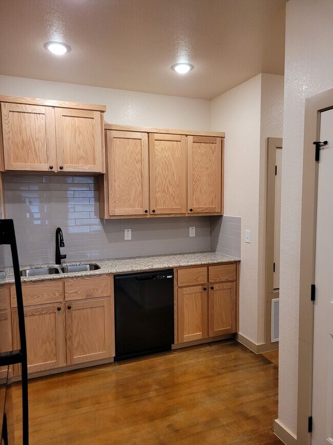 Building Photo - 1909-B Caspian Trail - Move in Ready!