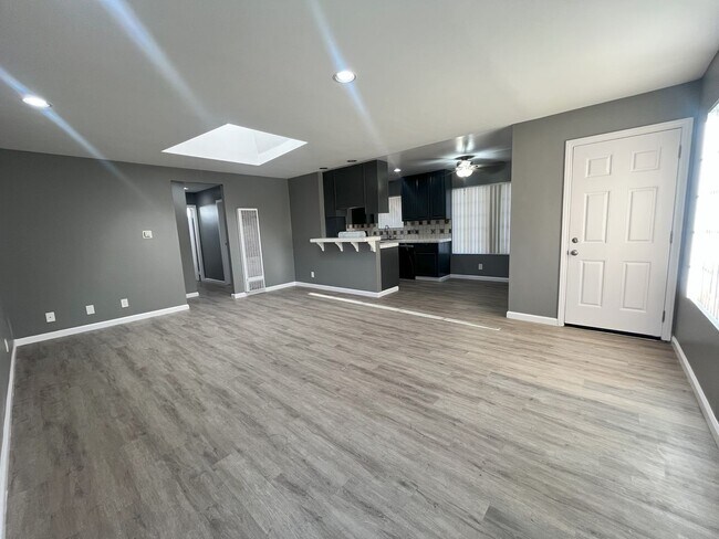 Building Photo - LARGE 2 BEDROOM 1 BATH UPSTAIRS UNIT WITH ...