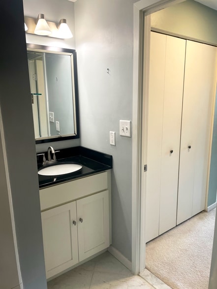 En suite bath in master bedroom - 10 W Hill St