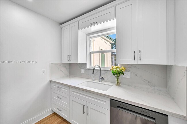 Building Photo - 1960 NE 182nd St