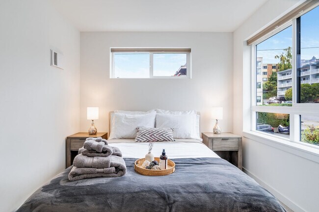 Building Photo - 724 3rd Ave N