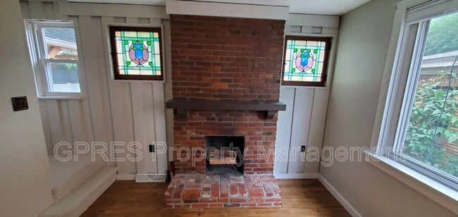 Building Photo - Gorgeous Mt Lebanon Craftsman Home