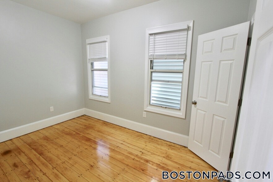 Building Photo - 460 Saratoga St