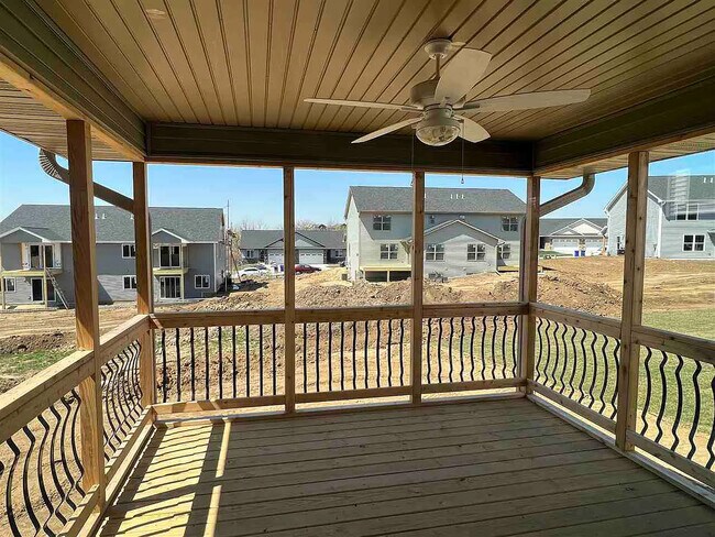Building Photo - 707 Creekside Dr